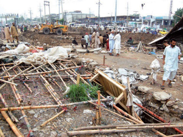 Razed kiosks have already started popping up again. PHOTO: MUHAMMAD JAVAID/EXPRESS