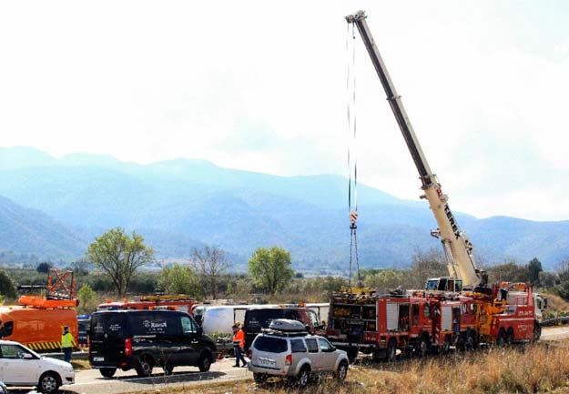 Emergency personnel work on the AP-7 motorway near Freginals, south of Tarragona in northeast Spain following a fatal bus accident early on March 20, 2016  PHOTO: AFP