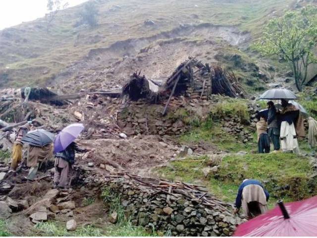 Over 300 volunteers restore traffic on Karakoram Highway in Nagar Valley, G-B. PHOTO: INP