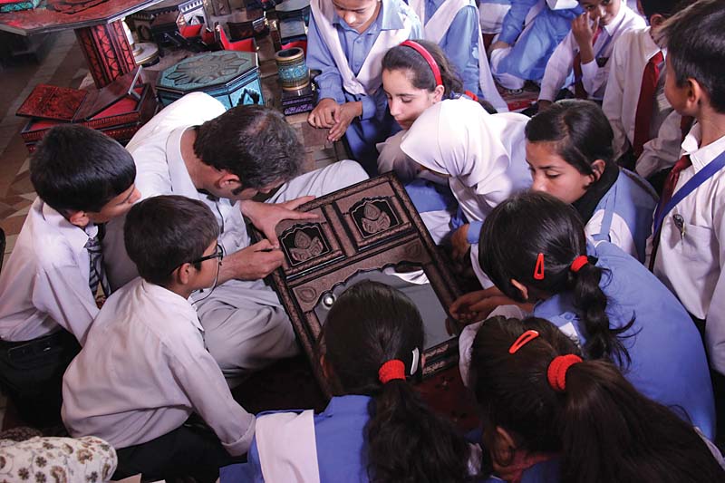 An artisan teaches at a workshop on lacquer art and stone carving. PHOTO: EXPRESS