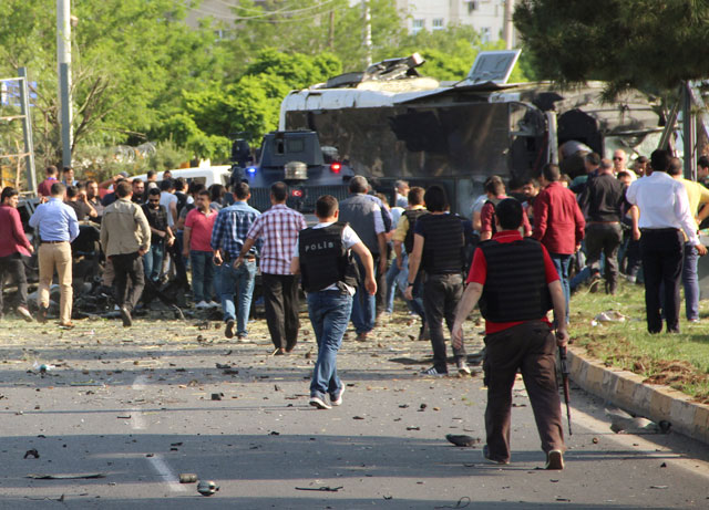 Plainclothes police officers and security officers gather at the scene following a car bomb attack on a police vehicle in the Kurdish-dominated southeastern city of Diyarbakir, Turkey May 10, 2016. PHOTO: REUTERS