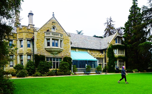 This file photo taken on May 11, 2016 shows the Playboy Mansion in Holmby Hills, Los Angeles, California on May 11, 2016. The Playboy Mansion, the legendary party house where Hollywood's eilte cavorted with scantily-clad "bunnies," is being sold to the billionaire Twinkies owner who lives next door, a spokesman said June 6, 2016.
PHOTO: AFP