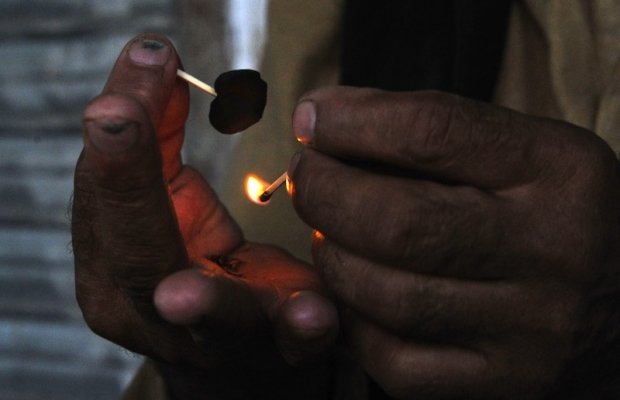 Cop selling drugs apprehended