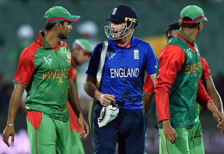 Bangladesh paceman Taskin Ahmed (R) collides with England batsman Joe Root during the 2015 Cricket World Cup Pool A match between Bangladesh and England at the Adelaide Oval on March 9, 2015. PHOTO: AFP