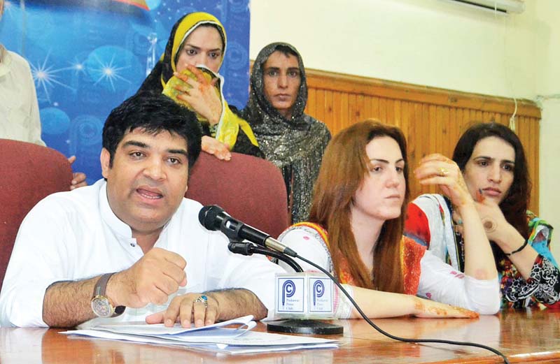 A social activist, Qamar Naseem, addresses the news conference at Peshawar Press Club. PHOTO: ONLINE