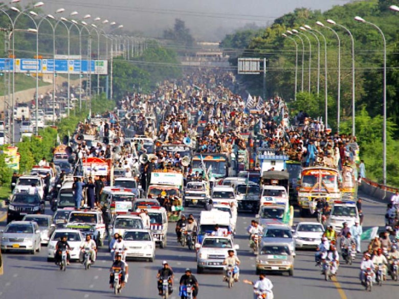 A large number of vehicles of Kashmir Caravan are moving towards Islamabad. PHOTO: MUHAMMAD JAVAID/EXPRESS