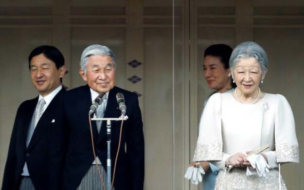 Japan's Crown Prince Naruhito (L-R), Emperor Akihito, Crown Princess Masako and Empress Michiko stand during a public appearance for New Year celebrations at the Imperial Palace in Tokyo January 2, 2015.
REUTERS