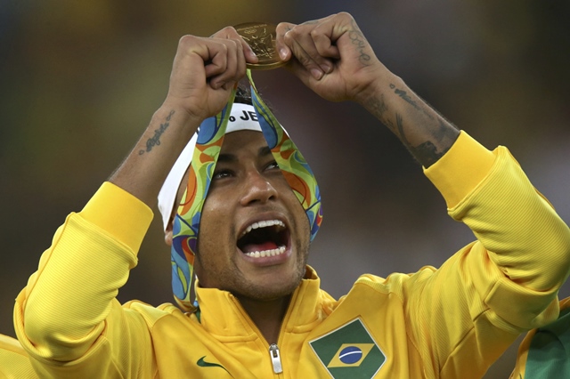 Neymar poses with his gold medal. PHOTO: REUTERS