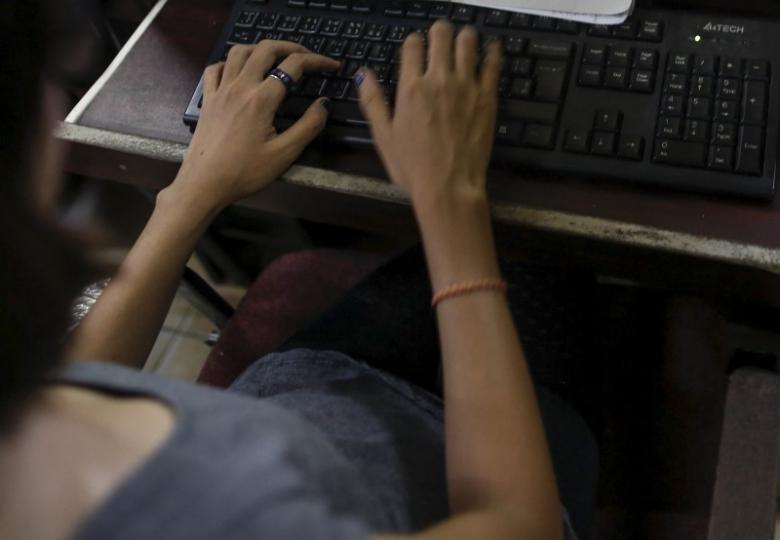A woman uses the internet at an internet cafe in Yangon, Myanmar February 5, 2016.  PHOTO: REUTERS
