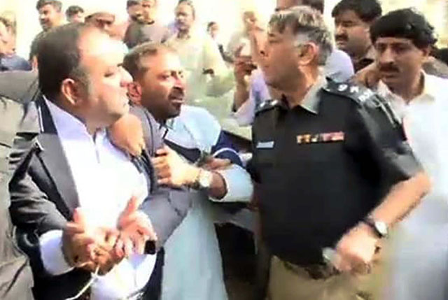 Rao Anwar arrests MQM leader Khawaja Izharul Hasan on Friday. PHOTO: PPI