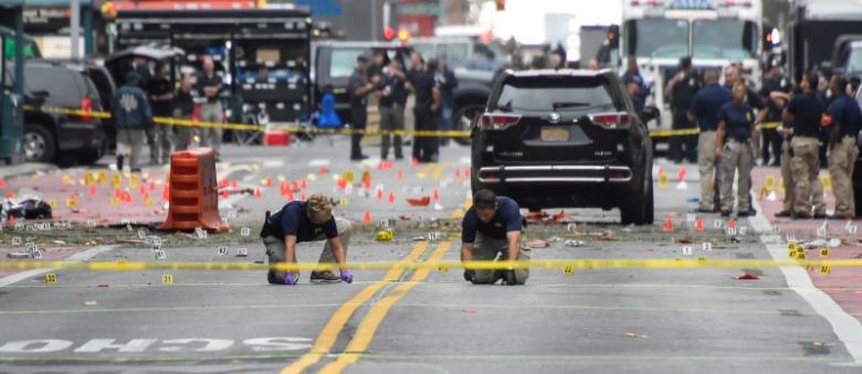 Federal Bureau of Investigation (FBI) officials mark the ground near the site of an explosion in the Chelsea neighborhood of Manhattan, New York, U.S.  September 18, 2016. PHOTO: REUTERS