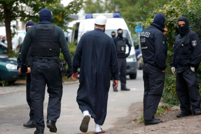 German special police members walk near a mosque association property in Berlin, Germany September 22, 2015. PHOTO: REUTERS