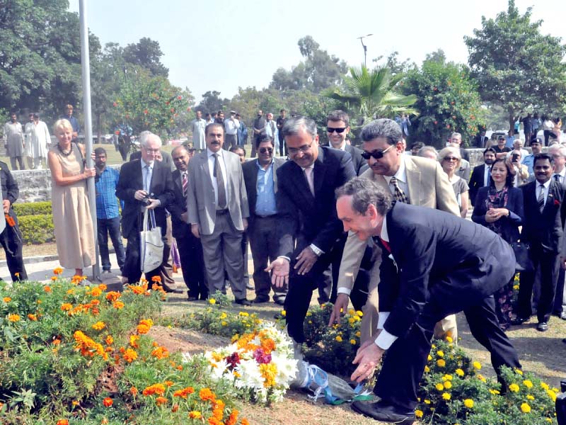 Argentine Ambassador Ivan Ivanissevich and Islamabad Mayor Anser Aziz lay flowers at Argentina Park. PHOTO: EXPRESS