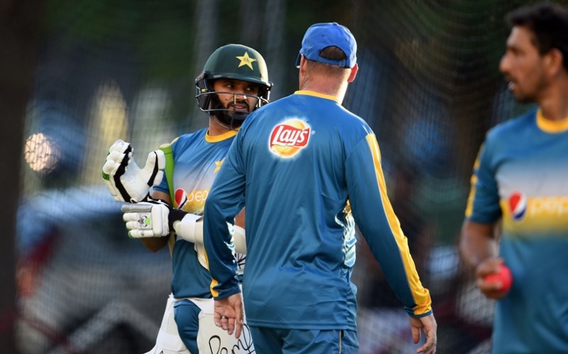 Pakistani batsman Azhar Ali (L) gets ready to bat during the net practice session at Gabba in Brisbane on December 14, 2016, on the eve of a day and night cricket Test match against Australia. 
PHOTO: AFP