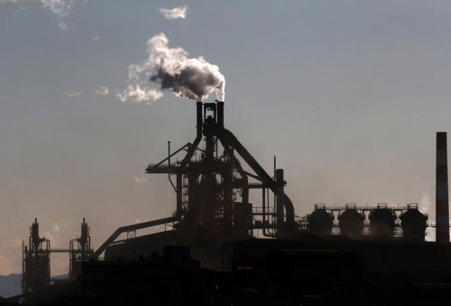 Chimneys of a steel factory are pictured at an industrial area in Kawasaki, Japan, January 16, 2017. Picture taken January 16, 2017. PHOTO: REUTERS