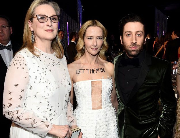 Actress Meryl Streep, who rapped President Donald Trump and his policies during her speech at the Golden Globes, poses for a photo with Jocelyn Towne and Simon Helberg who made their opinions on the ban clear.
PHOTO: DAILY MAIL