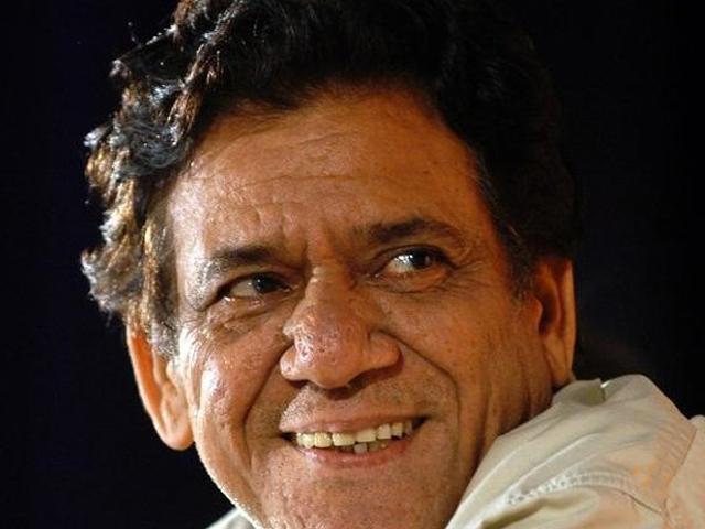 Indian actor Om Puri smiles during his felicitation ceremony organized by the "Rotry Club of Mumbai" in Bombay August 15, 2004. PHOTO: REUTERS