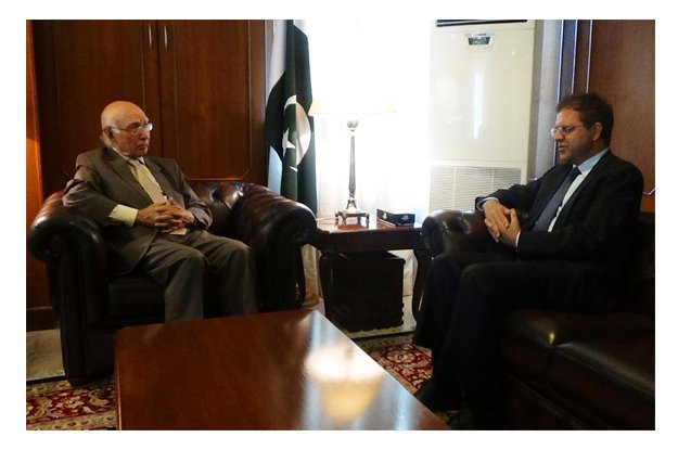 In this file photo, Prime Minister’s Adviser on Foreign Affairs Sartaj Aziz meeting with Afghan Ambassador in Islamabad Dr Hazrat Omar Zakhilwal. PHOTO: ONLINE