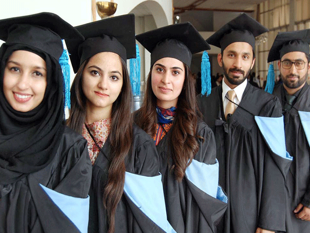 Over 800 students of the COMSATS CIIT were awarded their graduate and post-graduate degrees. PHOTO: APP