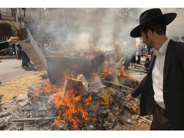 Ultra-Orthodox Jews burn leavened items in a final preparation before the start at sundown of the Jewish Passover (Pesach) holiday, in the city of Bnei Brak, central Israel, on April 10, 2017. PHOTO: AFP