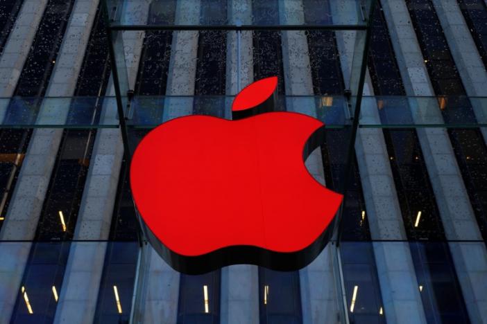 An Apple logo hangs above the entrance to the Apple store on 5th Avenue in the Manhattan borough of New York City. PHOTO: REUTERS