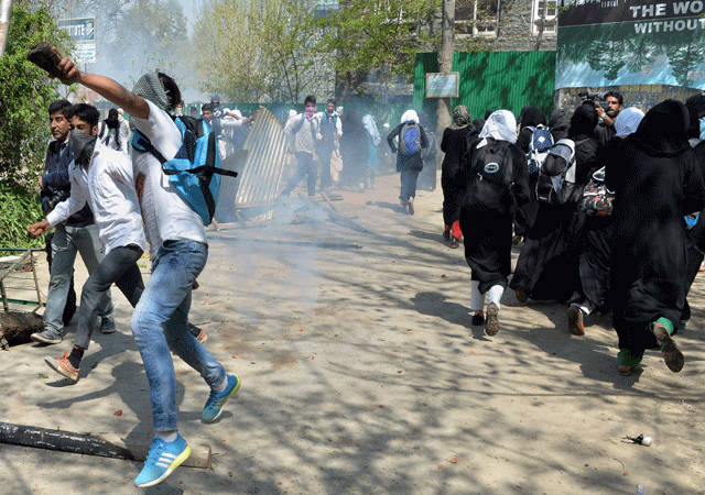 Kashmiri students clash with Indian government forces near a college in central Srinagar's Lal Chowk on April 17, 2017. PHOTO: AFP