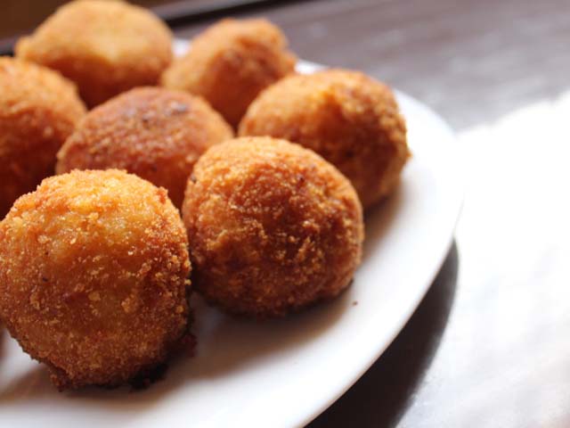 Even though these crunchy macaroni and cheese balls taste terrific without any dipping sauce, you can also couple them up with a bit of Tabasco. PHOTO: ARHAMA SIDDIQA