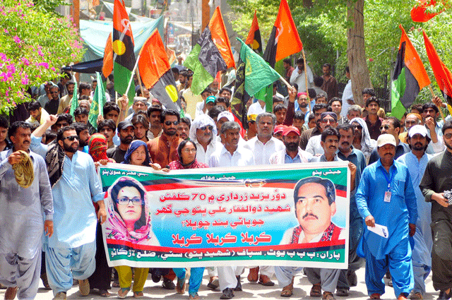 Workers of PPP-SB stage protest in Larkana on Sunday against the stoppage of water supply to Clifton 70, the residence of PPP founder Zulfikar Ali Bhutto. PHOTO: PPI