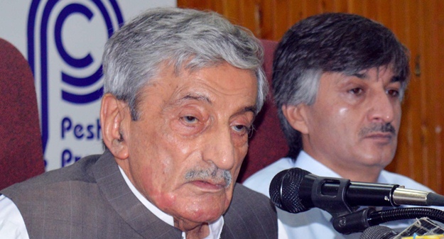 Former minister and ANP leader Ghulam Ahmad Bilour speaks at a press conference at the Peshawar Press Club on Wednesday, May 31, 2017. PHOTO: PPI