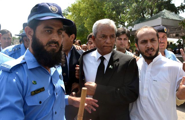 Pakistan Muslim League-Nawaz leader Nehal Hashmi outside Supreme Court, Islamabad. PHOTO: INP