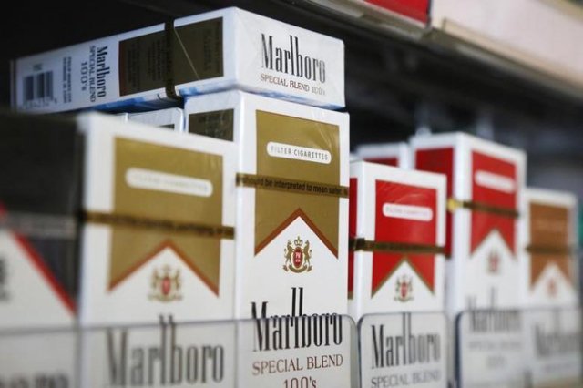 Packs of Marlboro cigarettes are displayed for sale at a convenience store in Somerville, Massachusetts
PHOTO: Reuters