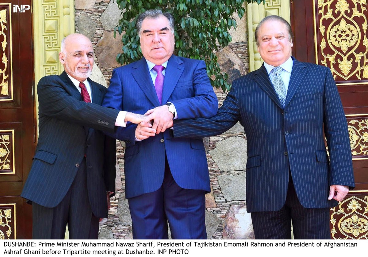 Quadrilateral meeting: Prime Minister Nawaz Sharif with Tajikistan President Emomali Rahmon and Afghan President Ashraf Ghani before the tripartite meeting in Dushanbe. PHOTO: INP