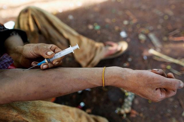 A man injects heroin into his arm. PHOTO: REUTERS