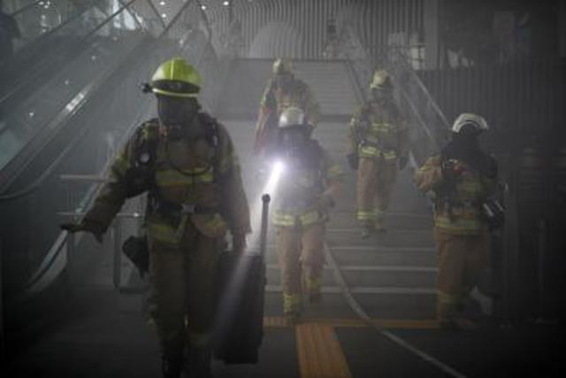 South Korean firefighters take part in an anti-terror drill as a part of the Ulchi Freedom Guardian exercise in Seoul, South Korea, August 23, 2017. PHOTO: REUTERS