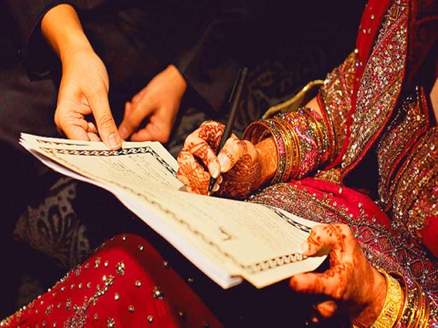 Bride signing nikkah papers.
PHOTO: PINTEREST