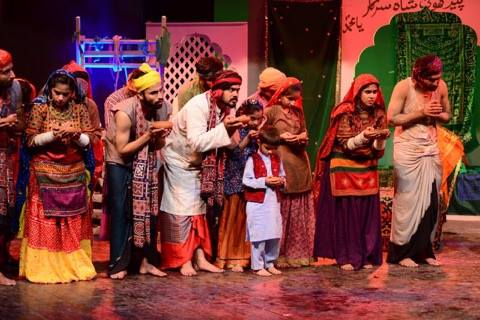 Classic play ‘Kala Mainda Bhes’ graces theatres in Lahore