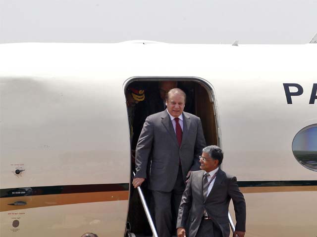 Pakistan's Prime Minister Nawaz Sharif waves upon his arrival at the airport in New Delhi.PHOTO: REUTERS
