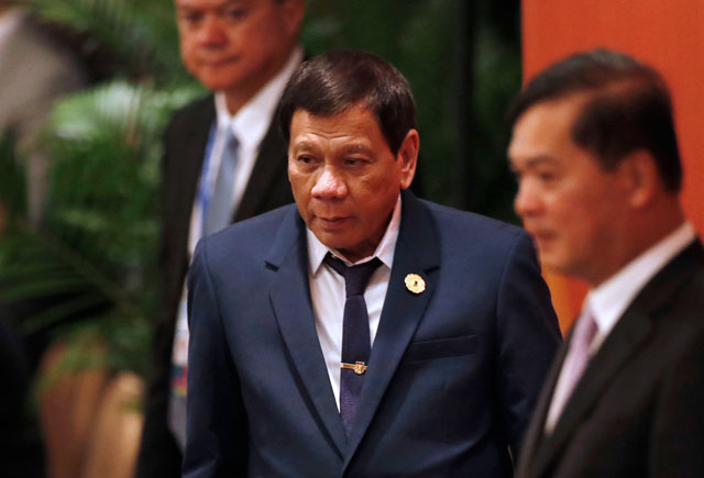 Philippine President Rodrigo Duterte (C) attends the APEC-ASEAN dialogue on the sidelines of the Asia-Pacific Economic Cooperation (APEC) leaders' summit in the central Vietnamese city of Danang on November 10, 2017. PHOTO: AFP