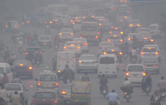 Motorists drive with fog-lights on as Lahore is enveloped in dense smog. PHOTO: PPI