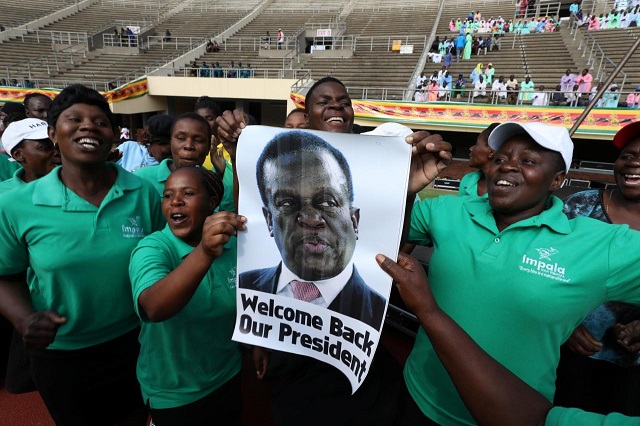 People wait for the inauguration ceremony to swear in Zimbabwe's former vice president Emmerson Mnangagwa as president in Harare, Zimbabwe, November 24, 2017.
PHOTO: REUTERS