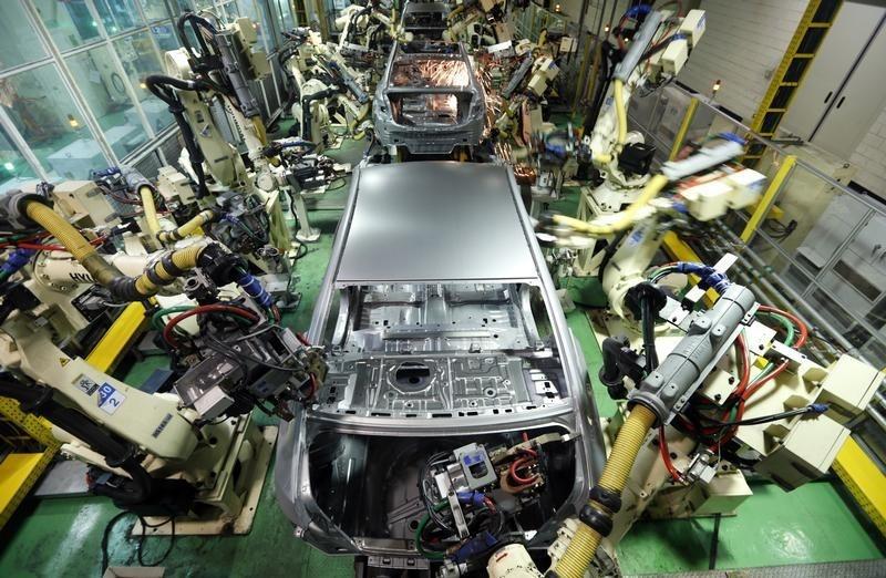 Hyundai Motor's sedans are assembled at a factory of the carmaker in Asan, about 100 km (62 miles) south of Seoul, January 22, 2013.     REUTERS/Lee Jae-Won