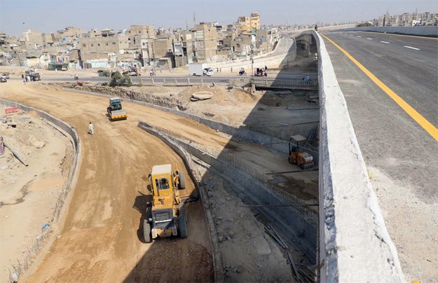 The Sindh High Court had ordered the opening of both tracks of the Lyari Expressway for the public by January 1 but the authorities could not complete the project before the deadline. PHOTO: ONLINE