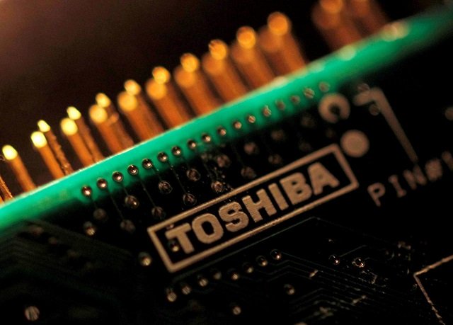 A logo of Toshiba is seen on a printed circuit board in this photo illustration taken in Tokyo July 31, 2012.
PHOTO: REUTERS