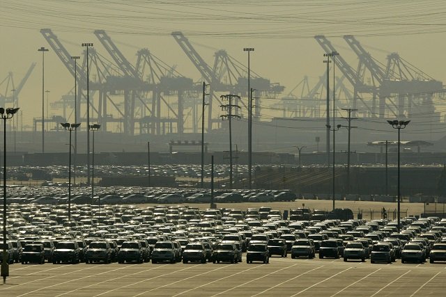 This file photo taken on December 17, 2003 shows smog enveloping cranes and newly imported cars in the shipyards of the Port of Long Beach in Los Angeles, California.
PHOTO: AFP