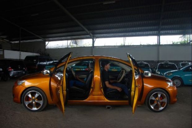 The double-ended car was built by Roni Gunawan by welding together the front halves of two orange Toyota Limos. PHOTO: AFP