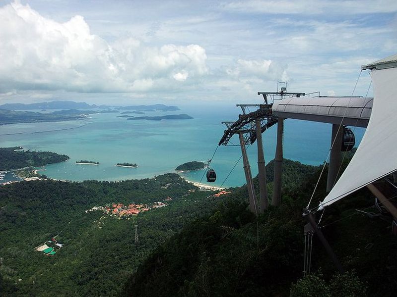 A technical problem trapped 50 people in the cable car, as well as stranding at least 800 visitors. PHOTO: SKYCAB