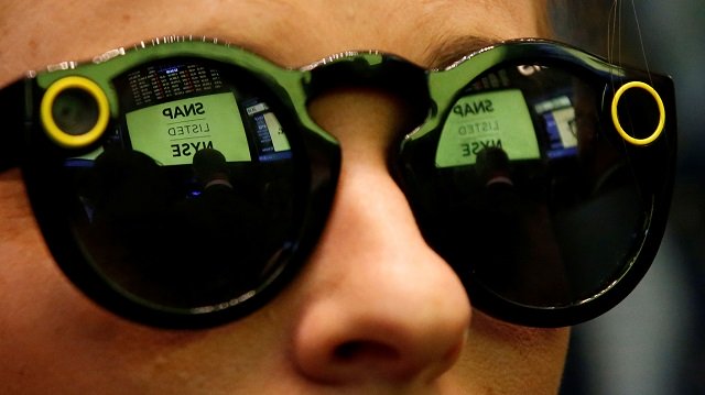 A woman wears Snapchat Spectacles on the floor of the New York Stock Exchange.
PHOTO: REUTERS