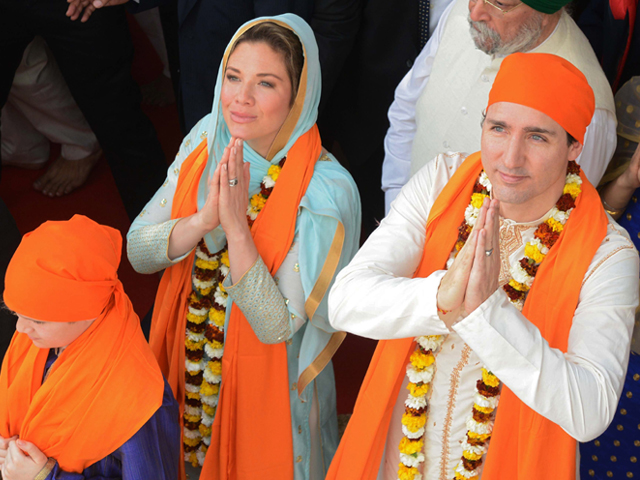 Canadian Prime Minister Justin Trudeau (R) along with his wife Sophie Gregoire (L) pay their respects at the SSikh Golden Temple in Amritsar on February 21, 2018. PHOTO: AFP