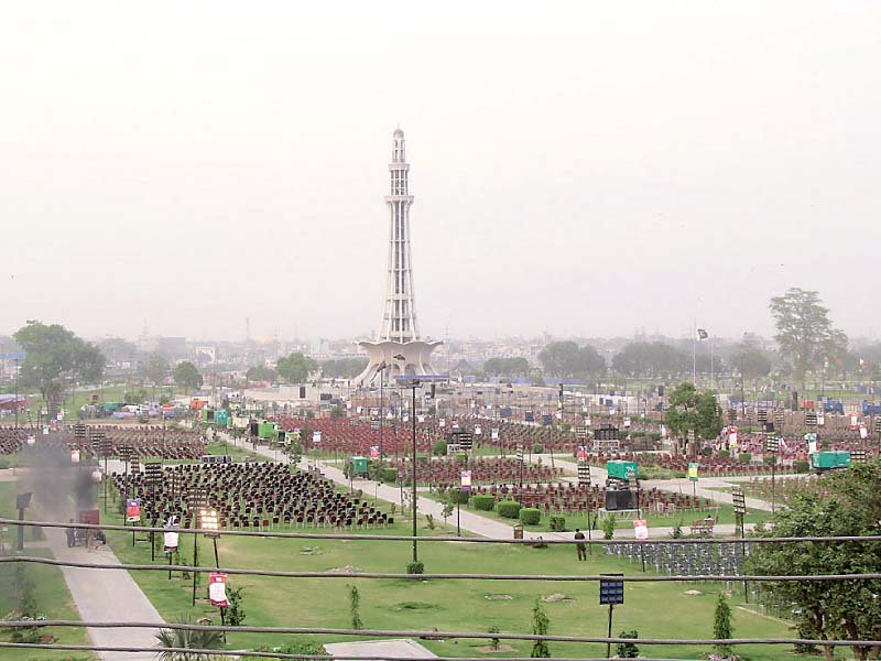 Preparations are underway to hold a power show at the Minar-e-Pakistan. PHOTO: NNI
