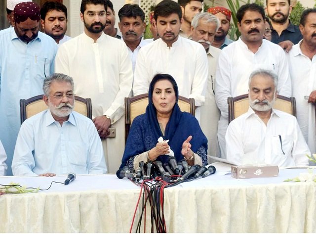Dr Fehmida Mirza addresses a joint news conference with Pir Pagara and Zulfiqar Mirza in Karachi on Sunday. PHOTO: PPI